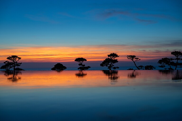 エントランスに広がる水のテラスでは、日本海が茜色に染まるマジックアワーも。