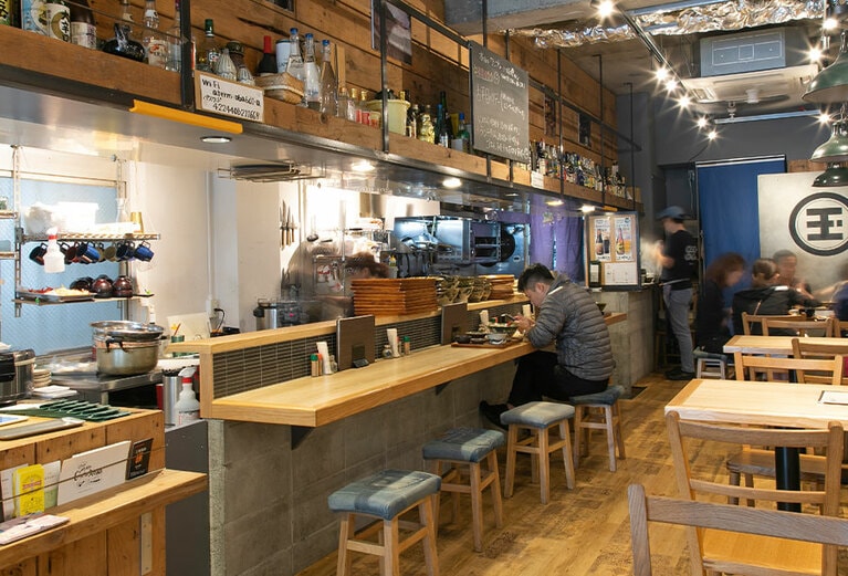 ひとり旅にありがたいカウンター席も。＠味噌めしや まるたま