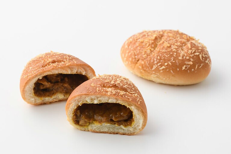 ビーフカレーパン 各240円。