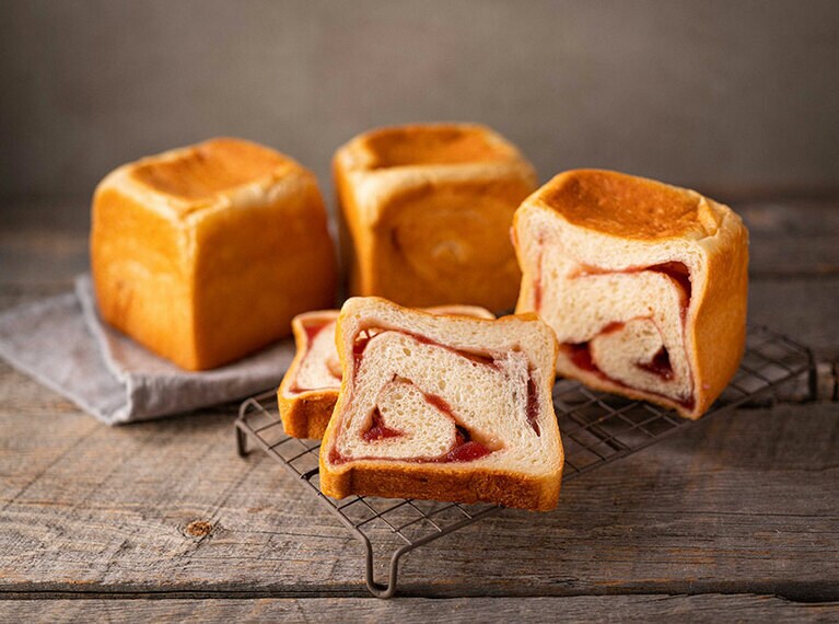 「とちおとめのジャムをたっぷり巻き込んで焼いたこだわりパン」とちおとめブレッド 550円(1個)／THE STANDARD BAKERS(ザ・スタンダードベイカーズ)