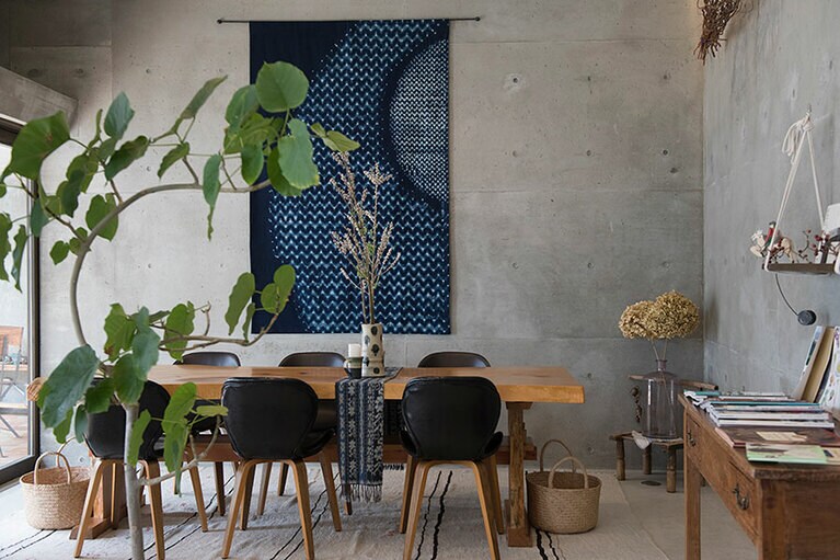 打ち放しコンクリートのクールな空間に、温もりある家具を配したカフェスペース。