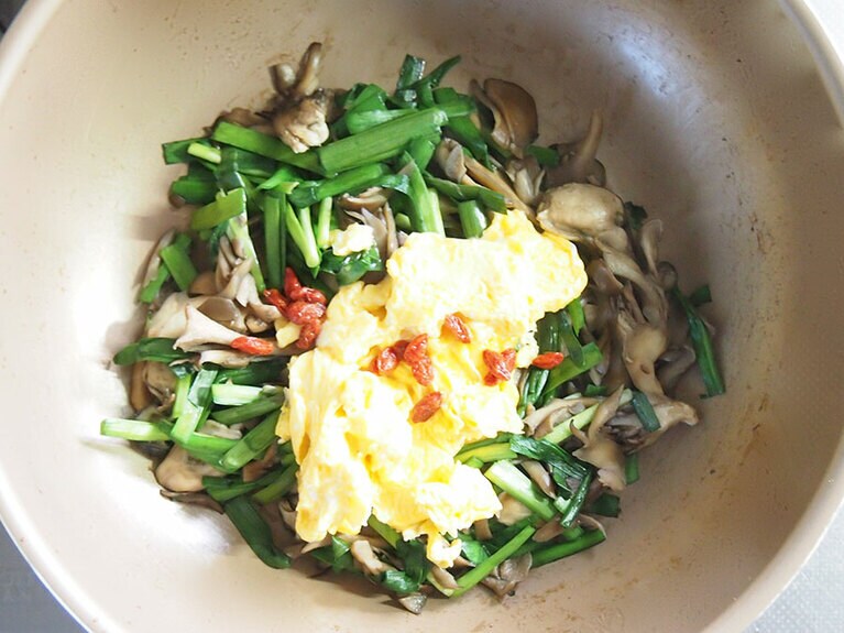 (5) ニラがしんなりしてきたら、(2)の卵、水に入れて戻したクコの実を入れます。