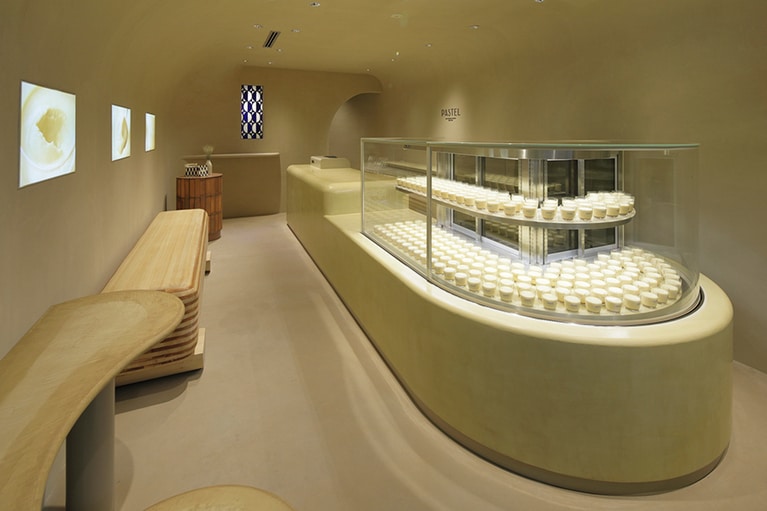 なめらかさを表現した美しいショーケース、ウエハースのようなベンチ、クッキーをイメージした棚など、ディテールも楽しい店内。