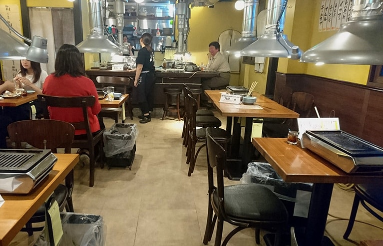 なんだか居心地がいいなぁ。壁のメニューも味わい深い。