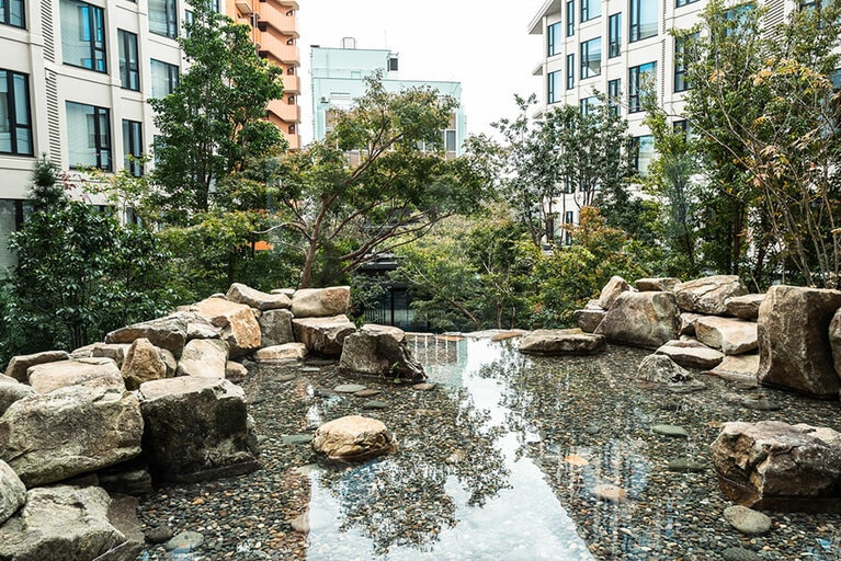 窓を少し開けると中庭の滝の流れる音を聞くことができる。