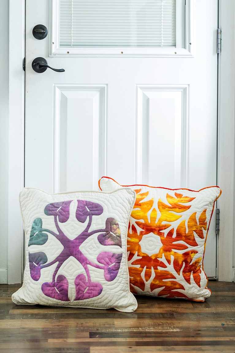 モダンなデザインが魅力的なロベルタ・ミュラー氏のクッションカバー 各175ドル。