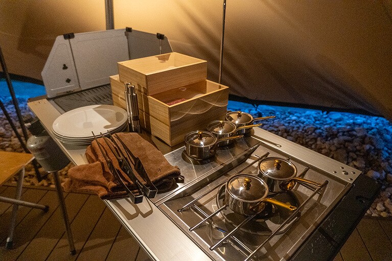 フルコースの中では、自分たちで「フラットバーナー」を使って前菜を温めたり、メインの肉料理を「雪峰苑」で焼いたり。アウトドア気分を味わえるのもうれしい。