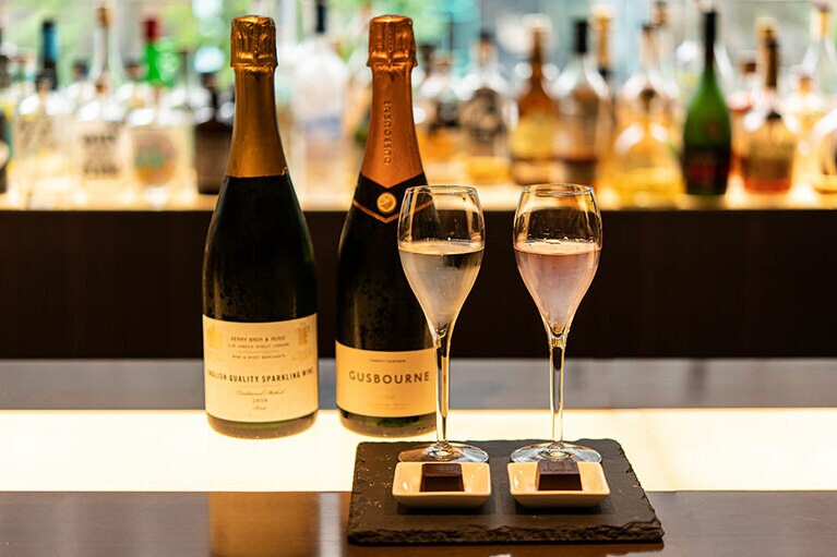 特別アペリティフメニュー《ロゼ＆ビターチョコレート》《ヴィンテージスパークリング＆マーマレードスタッフチョコレート》 2,000円。