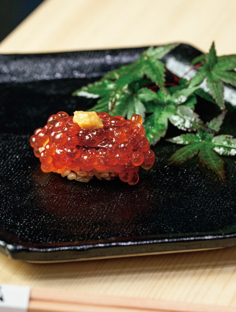 つまみと握り22～23品で構成される「富士 匠」コースより。味噌で漬けた北海道産スジコは赤酢のシャリと。