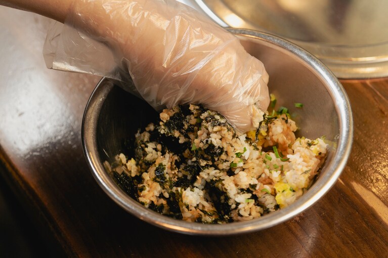 ごはん粒を潰さないよう、それでいてしっかり混ぜるのがポイント。