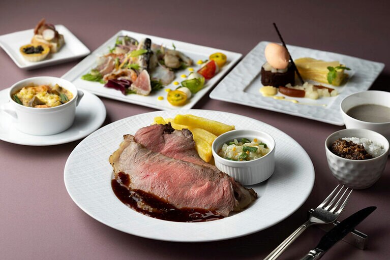 ゲストラウンジ「アトリウム」の黒毛和牛サーロイン ローストビーフ食べ放題「リミットレスビーフランチ」のイメージ。2022年11月21日(月)までの日にち限定開催。