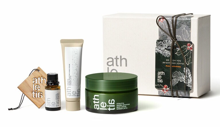 セッションホリデーキット 12,650円。セット内容：アロマラッピング ボディクリーム(現品／2種から1品選択)、アロマラッピング ハンドクリーム(現品／4種から1品選択)、スイッチング アロマオイル(現品／5種から1品選択)、ウッドオーナメント、アスレティアオリジナル音楽二次元コード。発売日：10月29日(金)