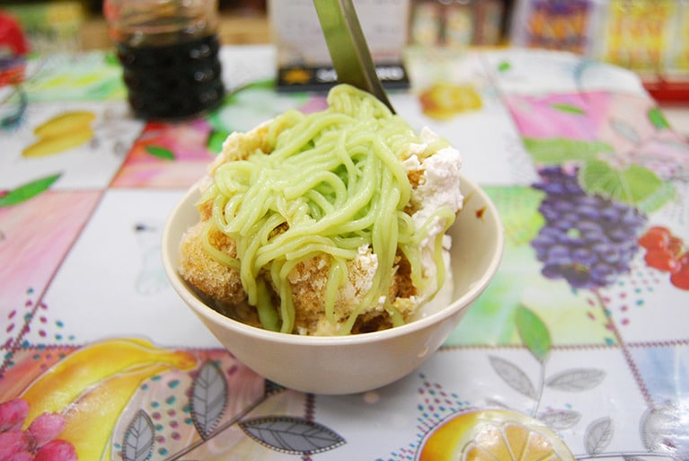 ジョンカー通りからすぐの「クリスティーナ・イー」は、焼き菓子などの土産物店。奥に小さな飲食スペースがあり、チェンドルを提供している。