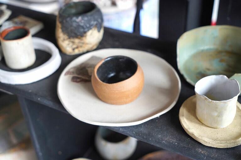 ペルーの土と火から生まれる器の数々が料理を引き立てる。©Shifumi Eto