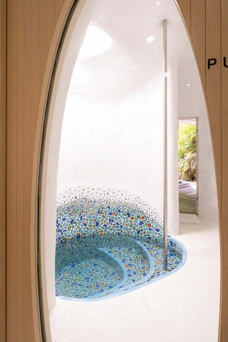 水風呂は17度に冷やした武雄温泉の源泉を使う。／御船山楽園ホテル［佐賀・武雄］