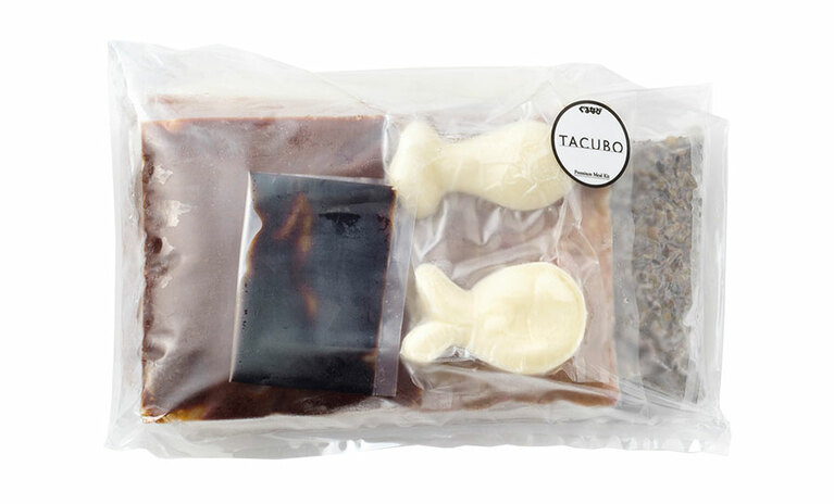 田窪氏監修 チョップドハンバーグとカチョカヴァッロチーズのソテー レンズ豆のサラダ添えのミールキット〈2食分(ハンバーグ用パティ200g×2袋、デミグラスソース100g、マッシュポテト150g、レンズ豆のサラダ100g、カチョカヴァッロチーズ40g、バルサミコソース6g)〉6,980円。