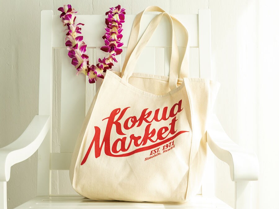 最近ロゴが変わったスーパー、コクア・マーケット。縦型トートはハワイでは貴重。12ドル。