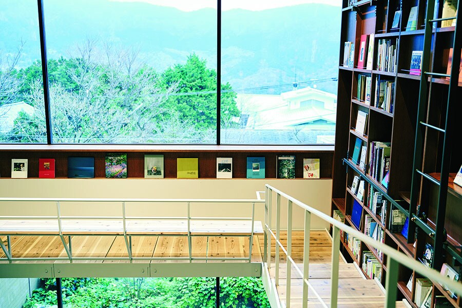 【箱根本箱】吹き抜けになっているメインラウンジ。両側一面に設えられた、高くそびえる本の壁。Photo: Kiyoko Eto
