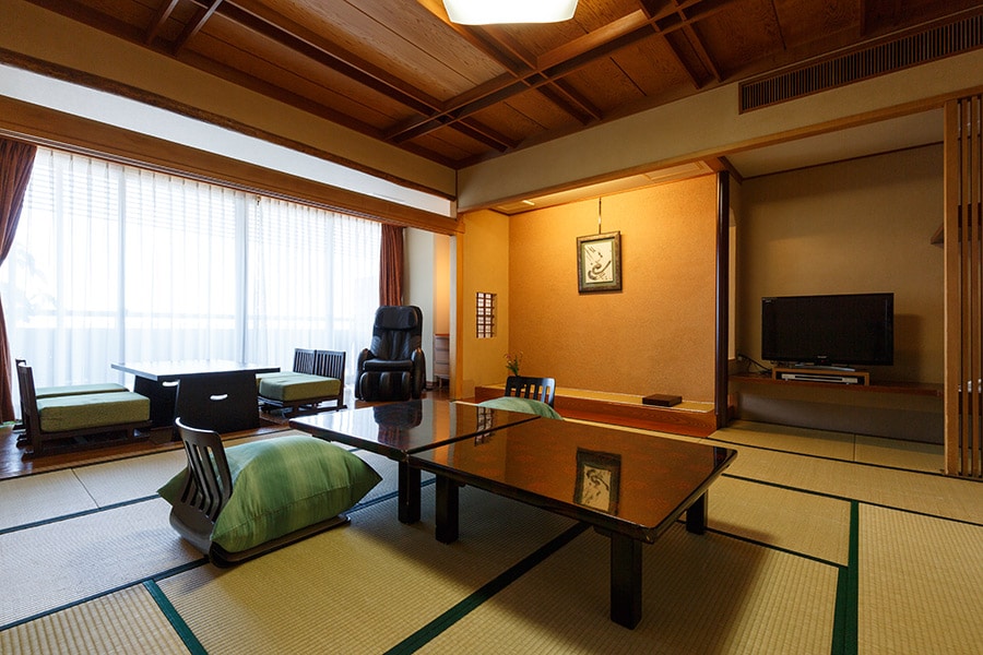 日本旅館ならではの和の佇まいを感じられる客室には、和洋室のタイプもある。シングルタイプの客室もあるので、女性の一人旅にも。