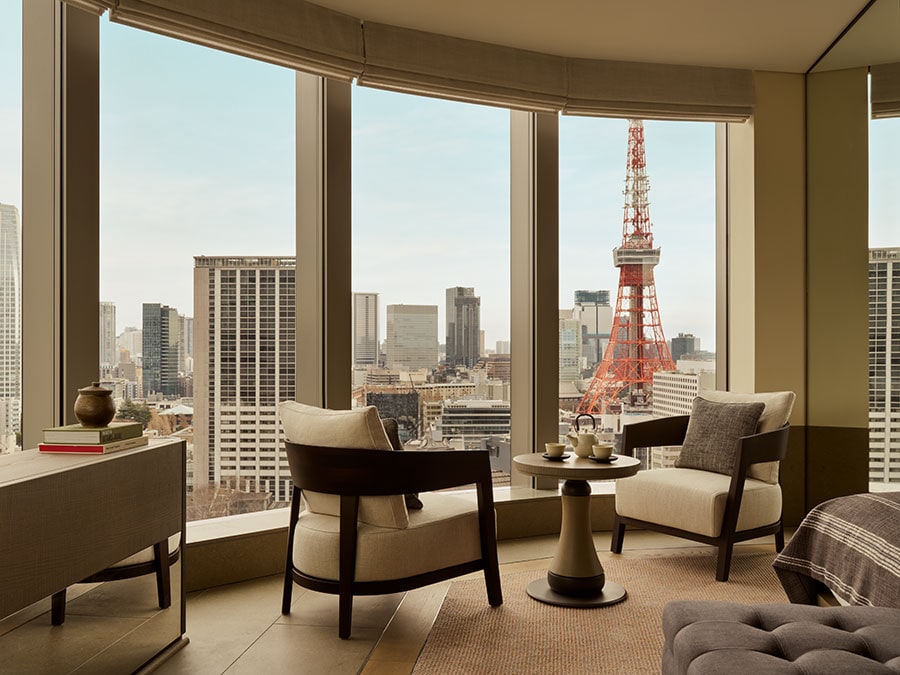 客室の一例、コーナースイート。床から天井までに広がる窓から、東京タワーの眺望が楽しめる。