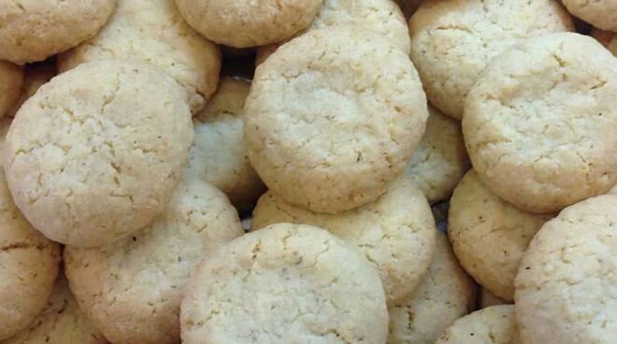 そら豆の形をかたどったトスカーナ地方の「死者のそら豆」。クッキー生地にアーモンド粉やレモンなどが入ったサクッとしたクッキー。