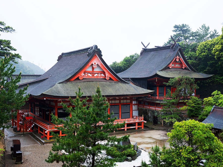 徳川家光の命で建立された朱塗りの社殿が美しい。