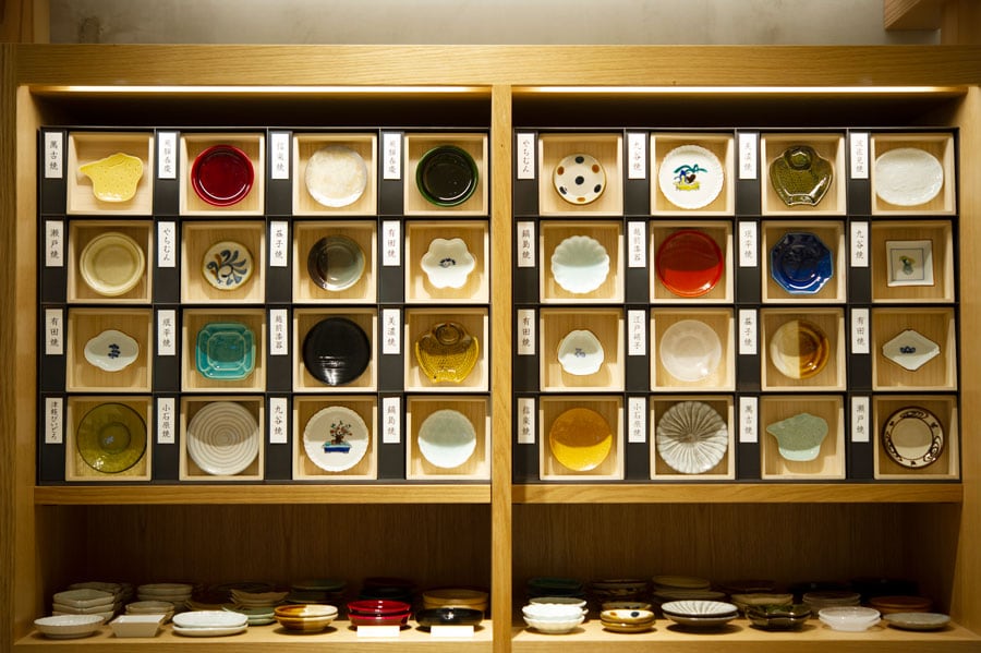 日本各地の陶磁器を集めたコーナー。