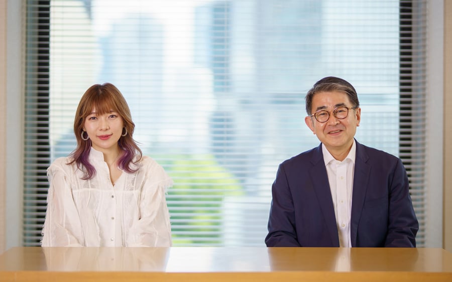 株式会社arca 代表、クリエイティブ・ディレクターの辻 愛沙子さん(左)と、JICA民間連携事業部長の原 昌平さん(右)。