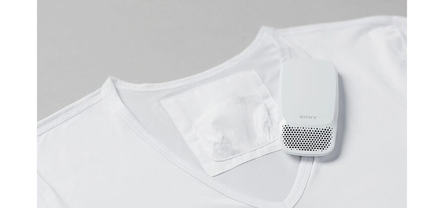 専用インナーウェア(1,800円)の背面ポケットは、本体が首元にフィットするようにデザインされており、外見も違和感なく装着できます。