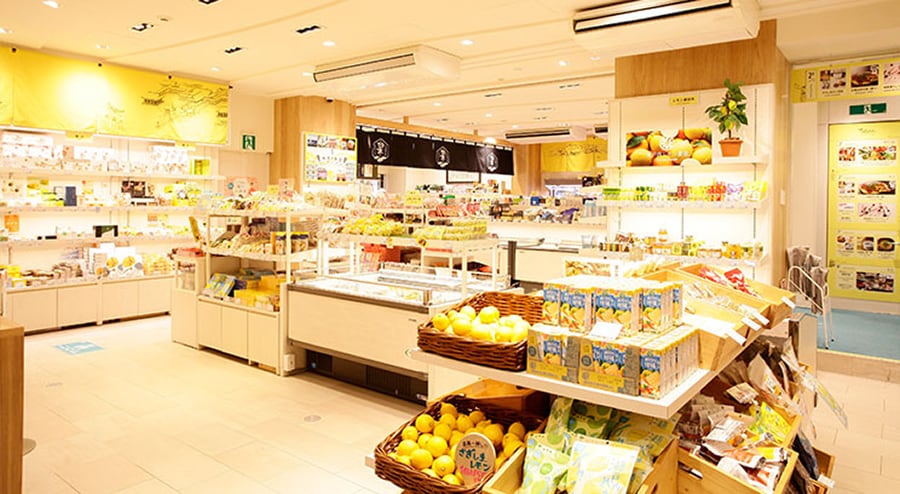1階には、広島県産のスウィーツや生鮮食品、加工食品などが並びます。