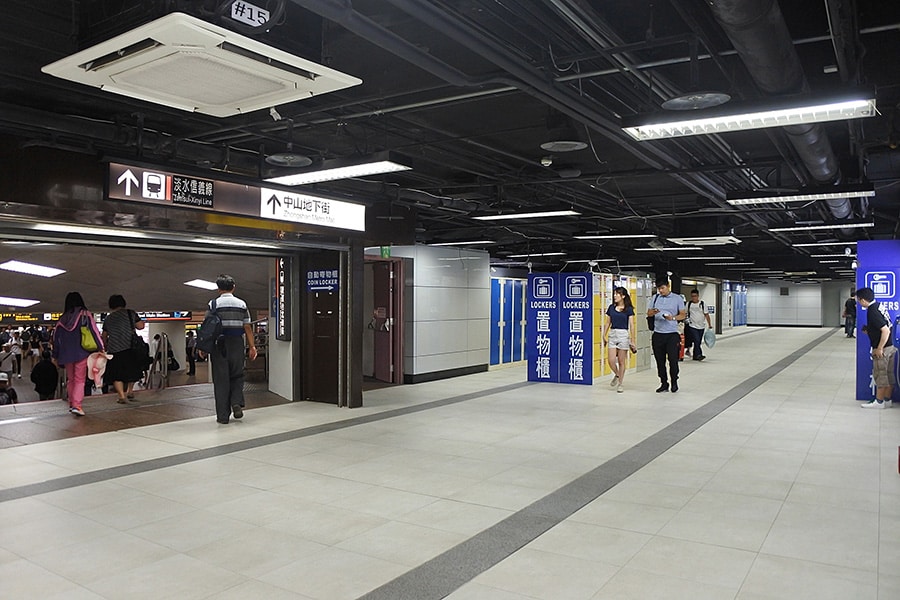 市民大道方面のM1～M2出口や地下鉄の改札、「中山地下街」へ向かう階段の手前にあるコインロッカーエリア。