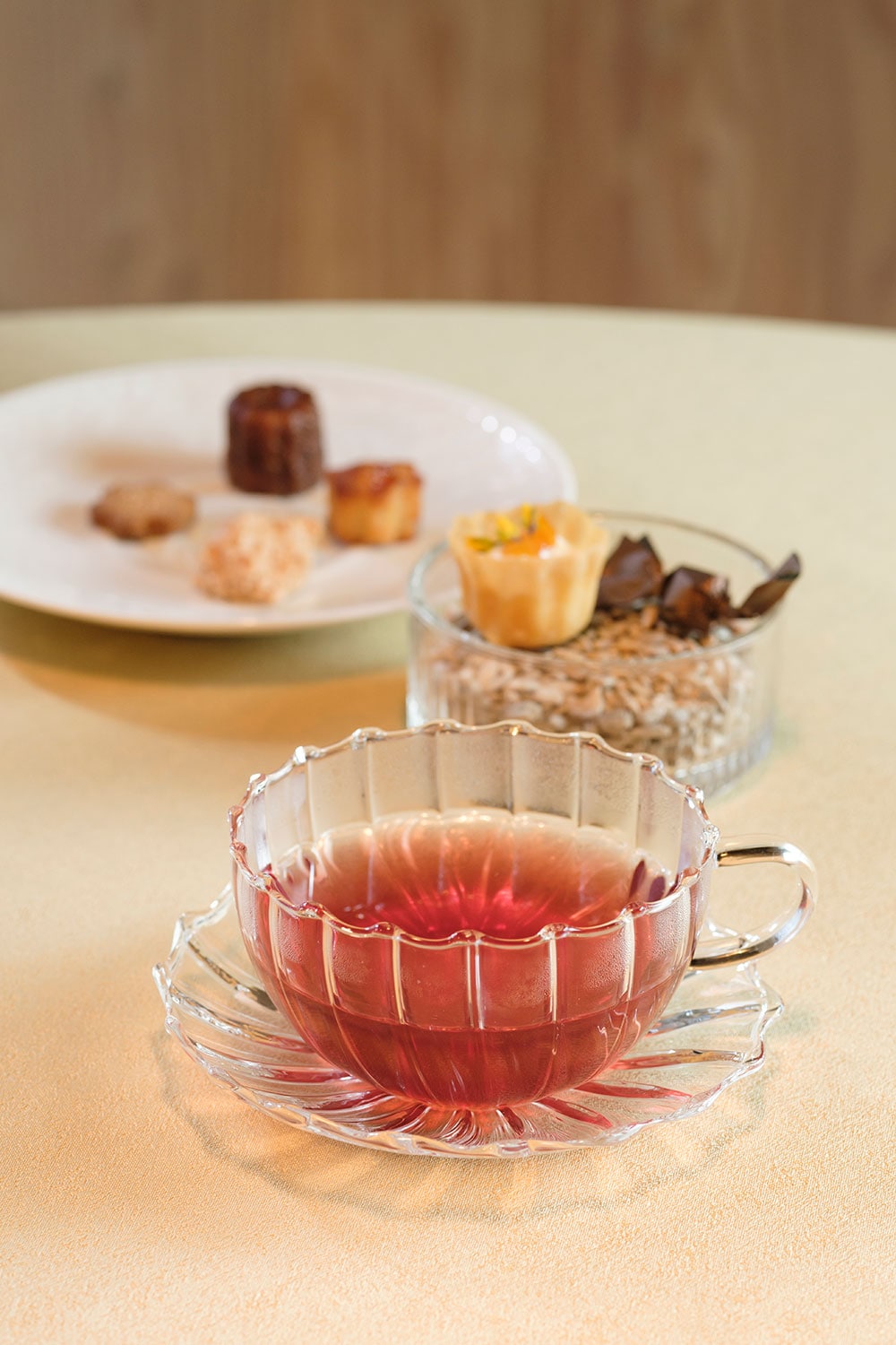“ベリーな気分”というお茶。料理はすべて11,000円または16,500円コースの一例。花の蒸留水からスタートし、10品ほどで構成。