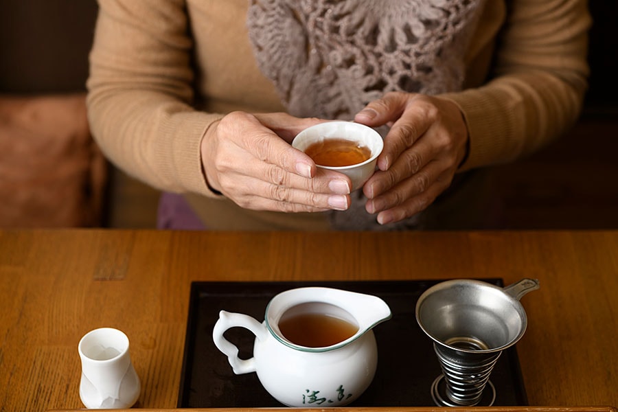 岩茶の特徴は、武夷山の風化した岩肌のミネラルを吸収した茶葉が抽出されたときに醸し出す味と香り。後味と残り香の余韻も独特です。
