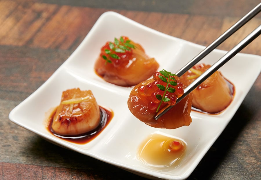 ホタテのべっこう漬け『自分をもてなす至福の88品 日本一おいしいソト呑みレシピ』（KADOKAWA）。