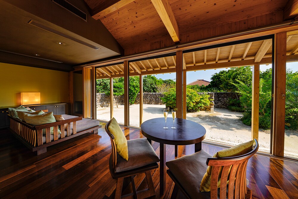 島の景観基準にのっとり、伝統を尊重して造られた客室。