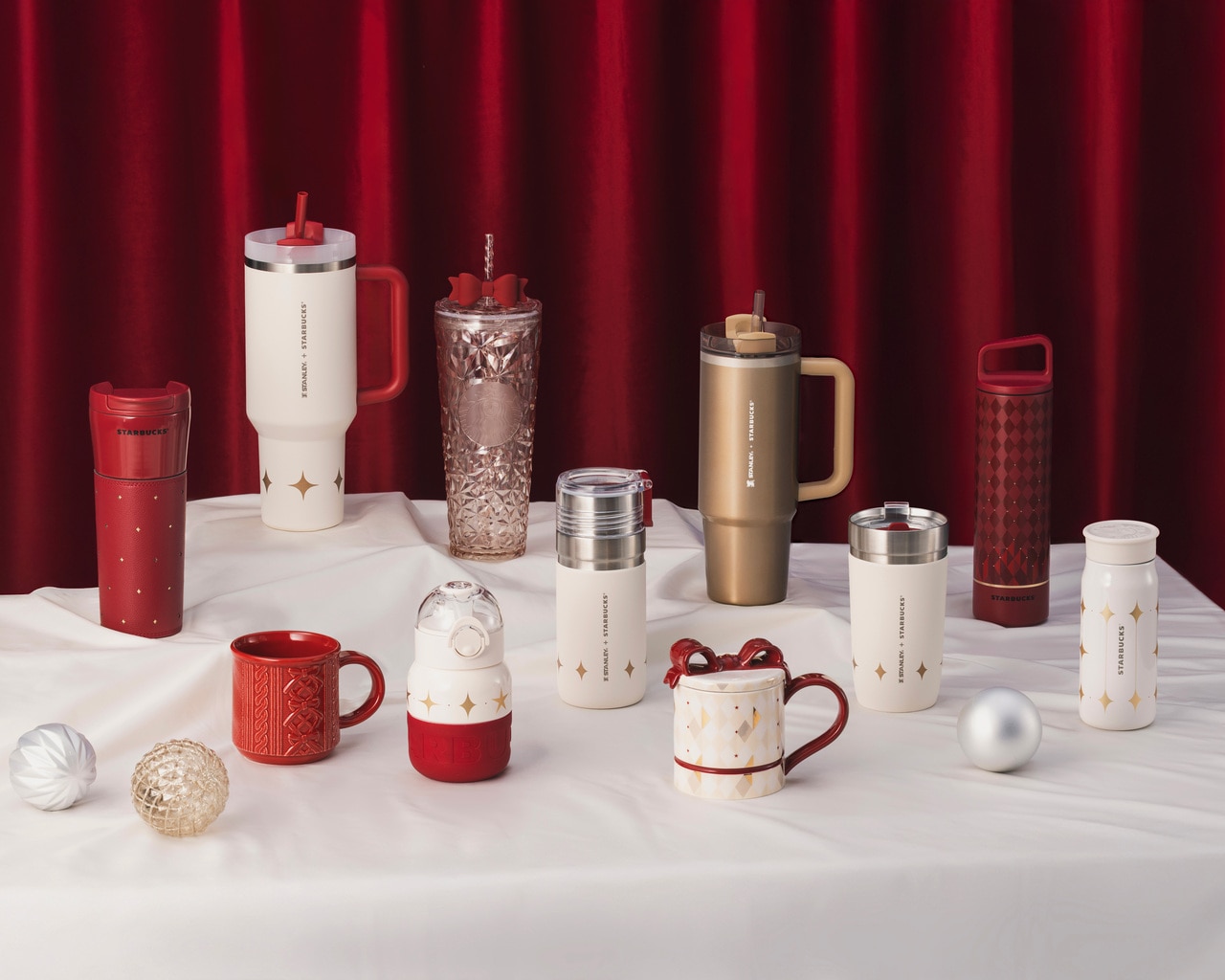 シンプルで上品な趣の「リボン・シリーズ」のマグカップやタンブラーなど。