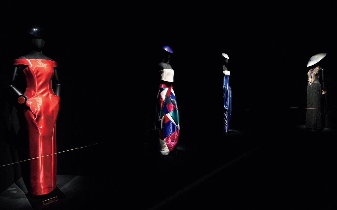 ジョルジオ・アルマーニ氏が選んだ約150点のジョルジオ アルマーニ プリヴェの作品を色やテーマ別に展示。