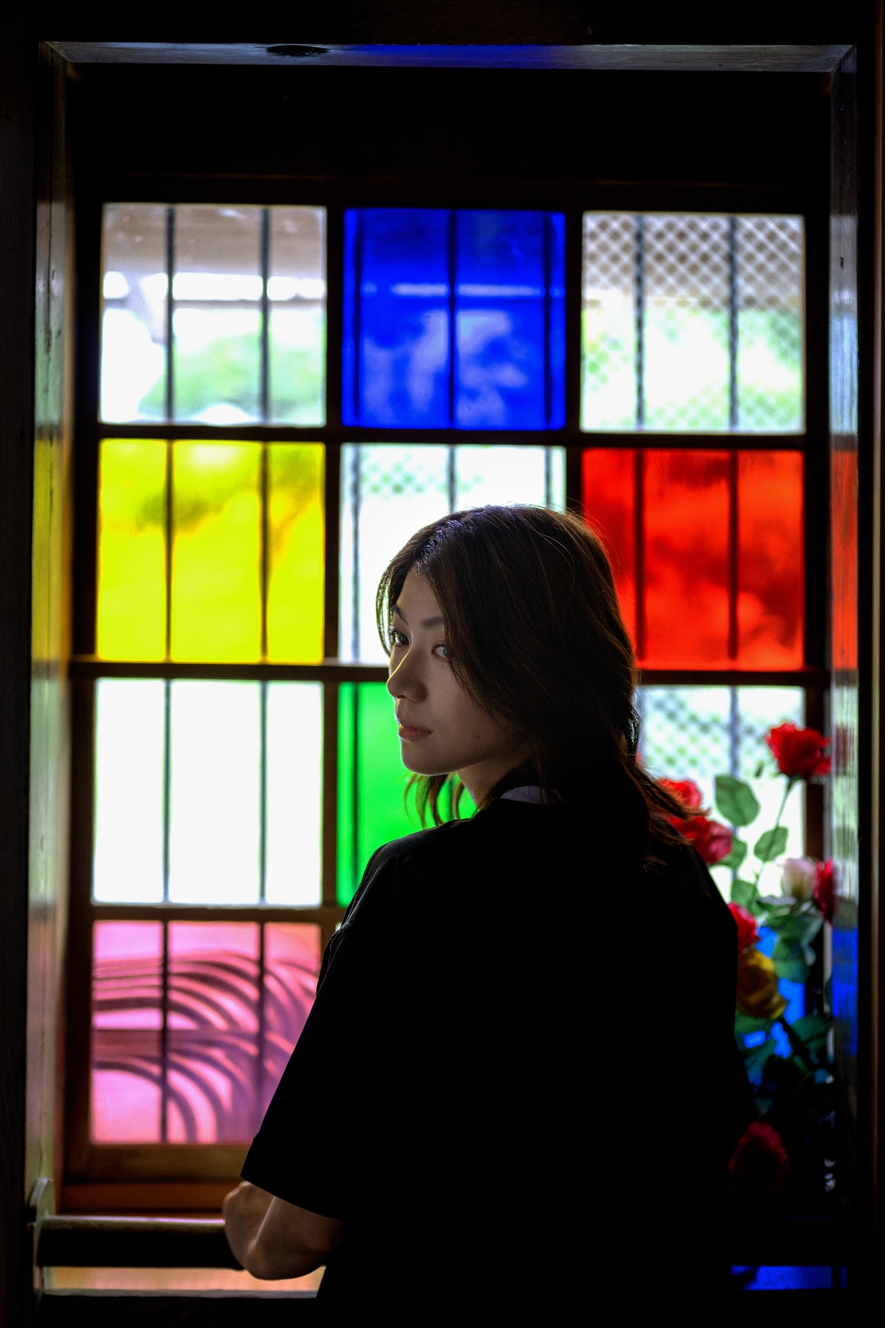 彩色ガラスが美しい。ところどころモダンな装飾もあり、室内を見学するだけでも楽しい。