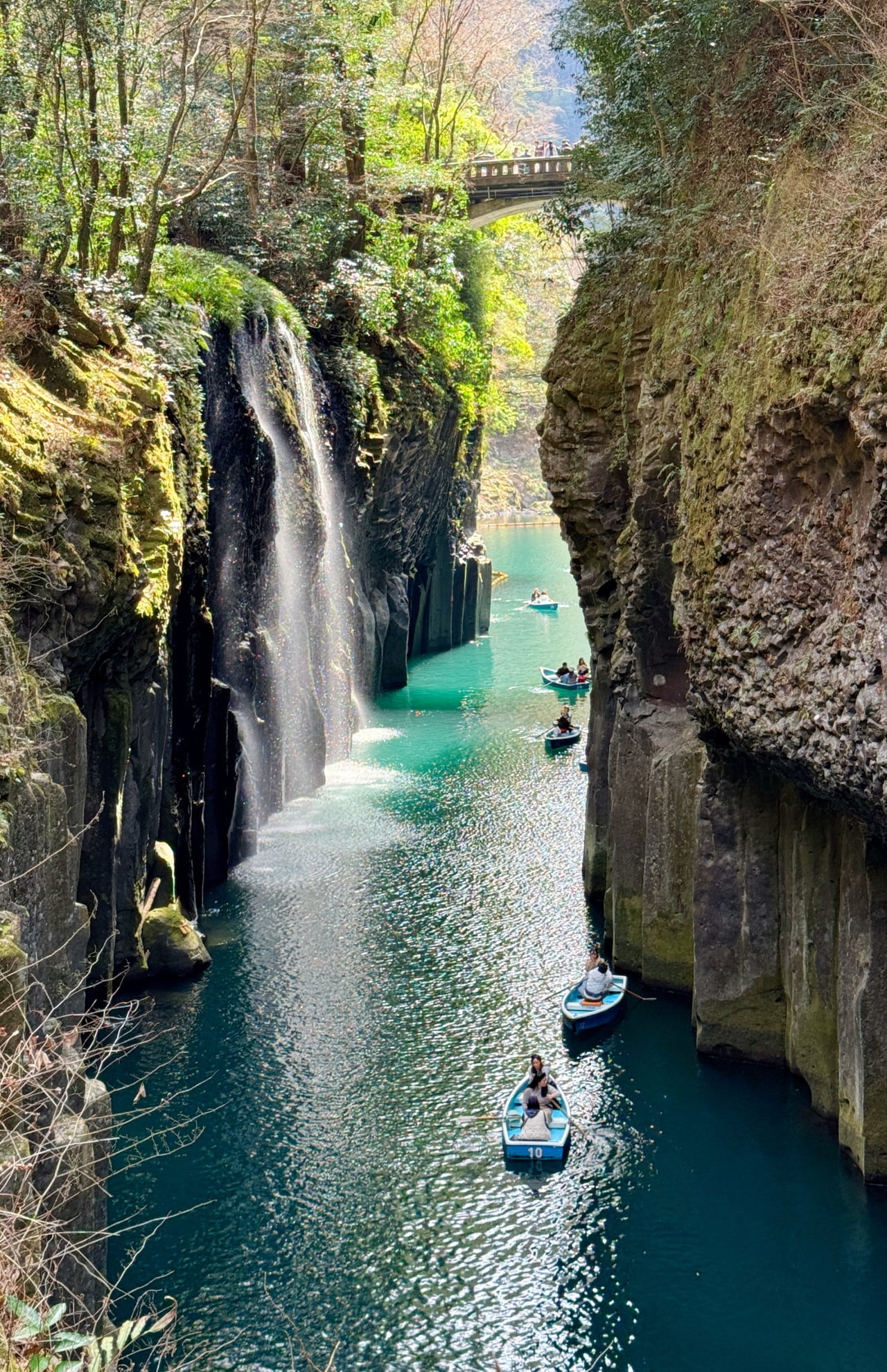 遊歩道の途中にある滝見台から望む、五ヶ瀬川と真名井の滝。滝見台は、その名の通りベストアングルの場所にある。