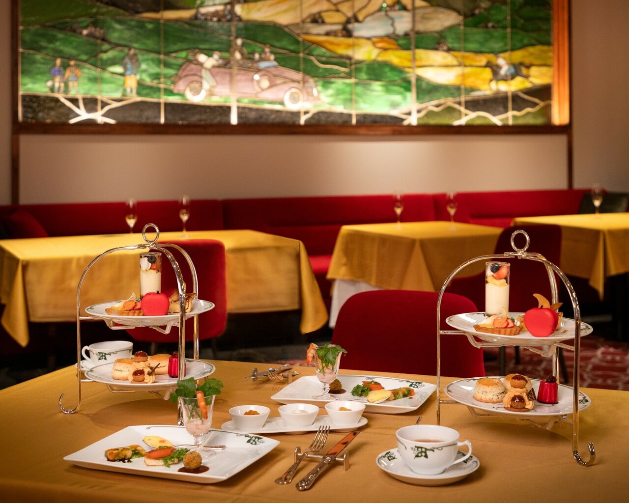 「クラシックプリン パフェ仕立て」「ロイヤルミルクティー香るサントノーレ・キャラメル」「信州サーモンのオープンサンド」「ステンドグラスに見立てた野菜のブレッセ」など、美しいスイーツ8種＆セイボリー5種を味わいながら心弾む昼下がりを。