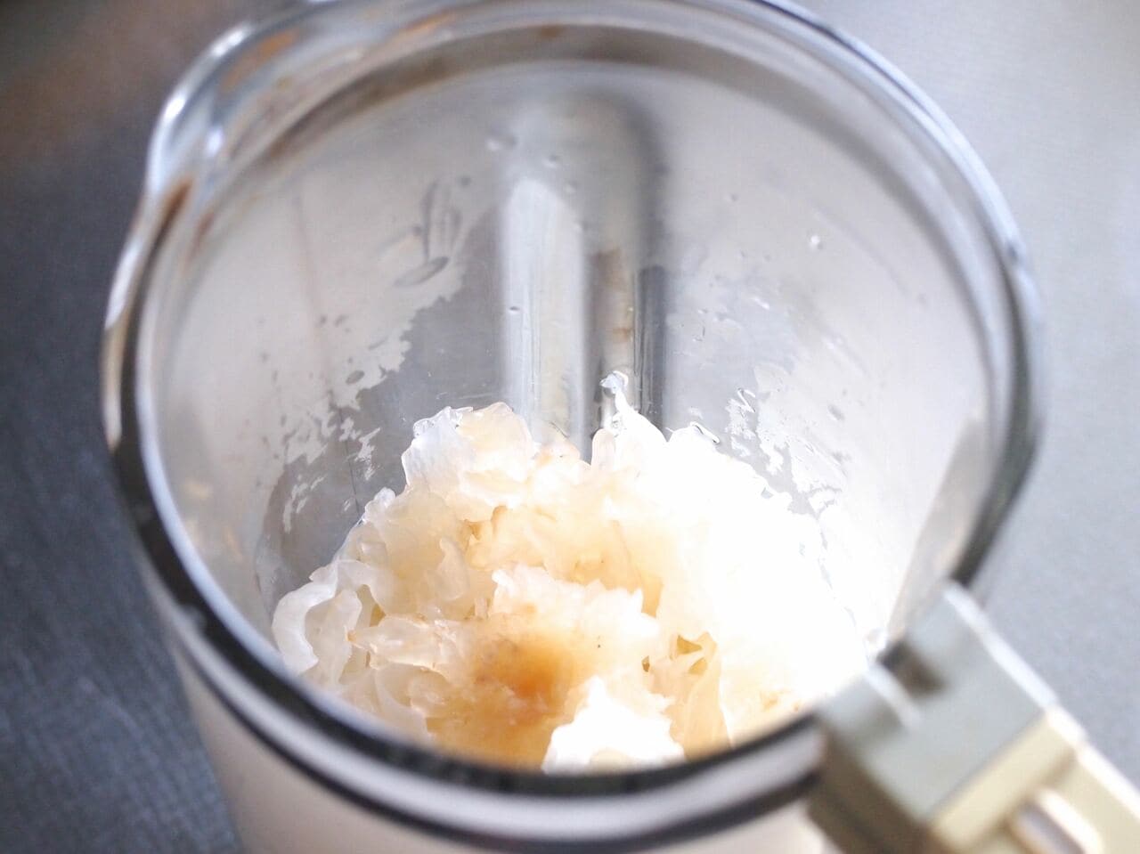 白木耳が柔らかくなったら、ザルで水切りをし、ミキサーの中に入れる。