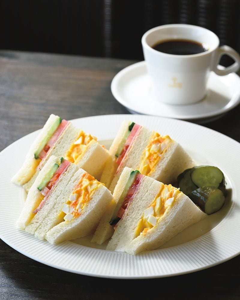 サンドイッチに添えられているピクルスは「和風」の優しい味付け（ドリンク付き1,500円）。珈琲はトラジャブレンドを使用。なお、喫煙目的店のため、20歳未満は入店できない
