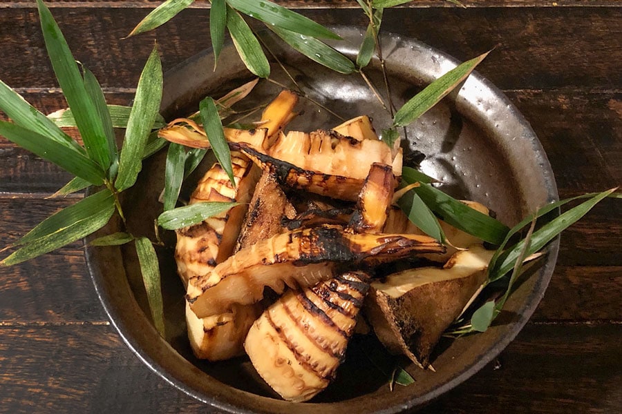 炭を熾して焼いたり。「季節になると何本も茹でます」