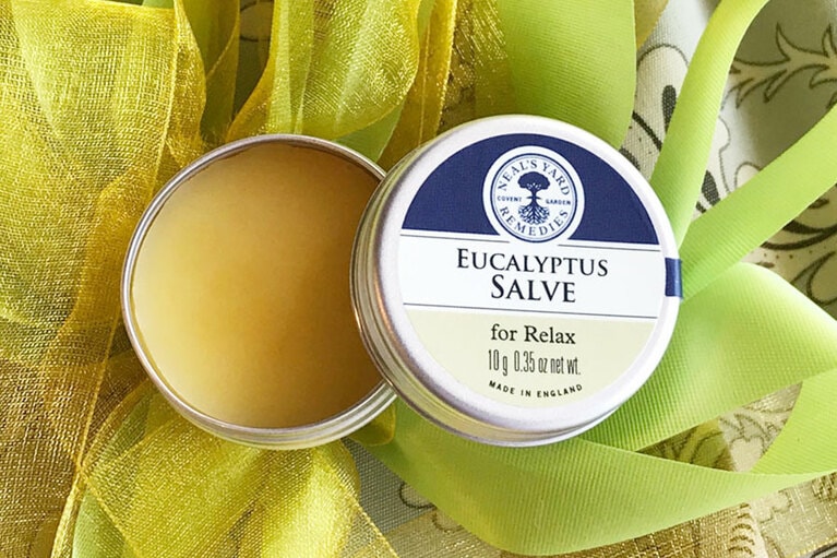 オーガニックのミツロウがベースの固形オイルなので、体温であたたまってするんと肌に溶け込んでいく。