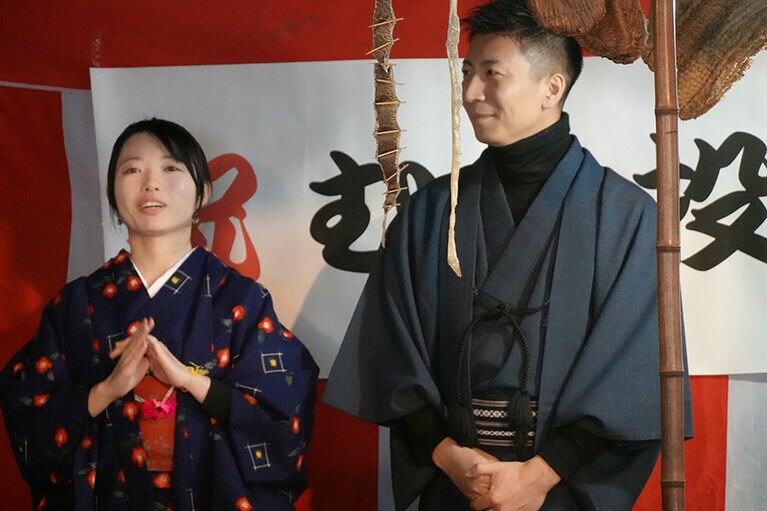 岡田夫妻。「昨日は雪があまりなくて心配だったんですけど、今日はふかふかですから安心しています」と妻の優美さん。