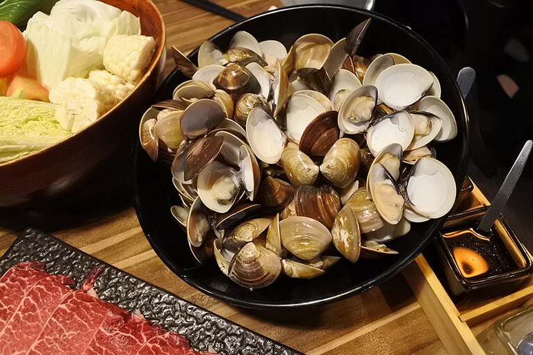 大きなどんぶりに溢れんばかりの蒸し上がったハマグリ。