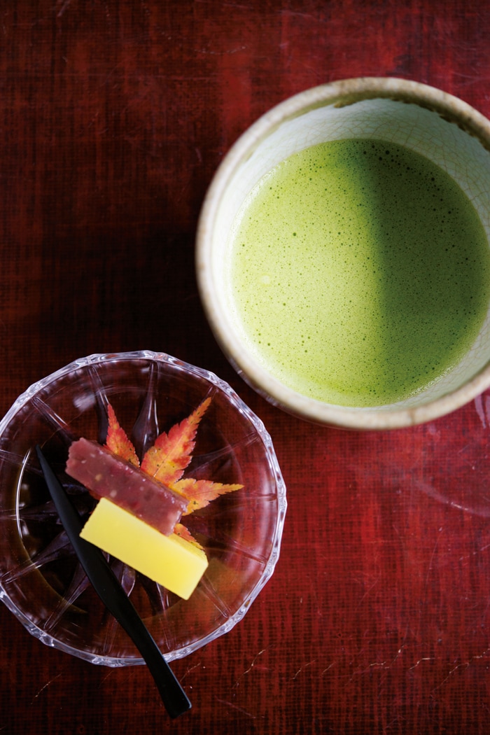 【会津東山温泉 向瀧】到着後に振る舞われる、板前手作りの羊羹と抹茶。