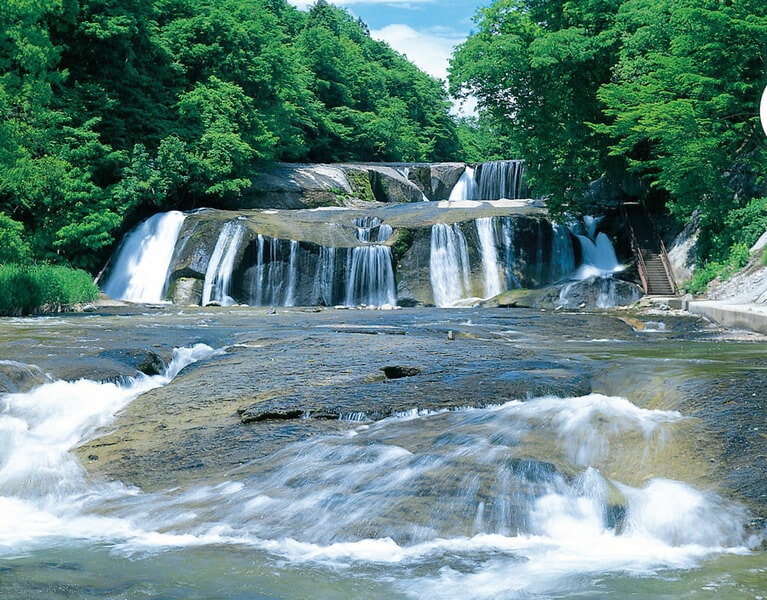 滑津大滝。写真提供：宮城県観光プロモーション推進室