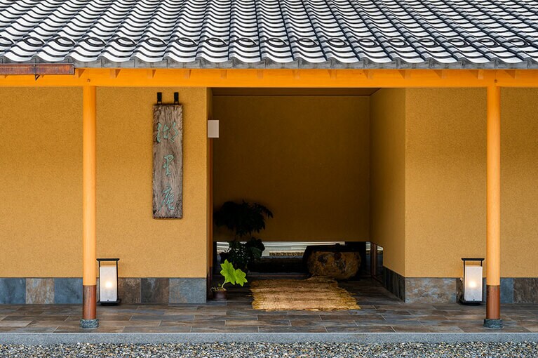 遠藤周作の字体を使った看板がかけられた外観。