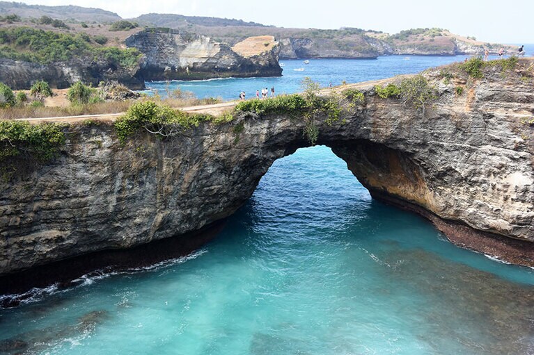 岩壁にぽっかりと穴が開いた「ブロークン・ビーチ」。